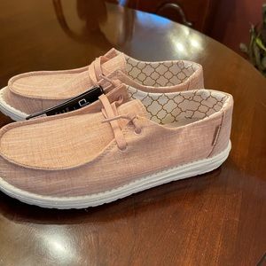 Wendy sparkling rose gold size 8 hey dudes women